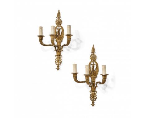A tre luci in bronzo dorato decorato con cigni e palmette. 42 x 27 x 13 cm - Three lights in gilded bronze decorated with swa
