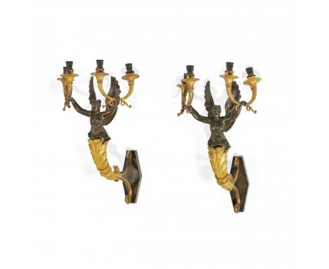COPPIA DI APPLIQUES Prima metà del XIX secolo Bronzo dorato e patinato, a tre luci, rette dalla Vittoria alata. 56 x 30 x 60 