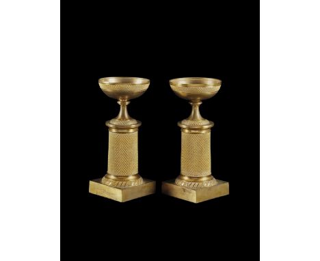 COPPIA DI VASI SU PLINTO XIX secolo Bronzo dorato parzialmente opacizzato. Consunzioni alla doratura. 18,5 x 7,5 x 7,5 cm - P