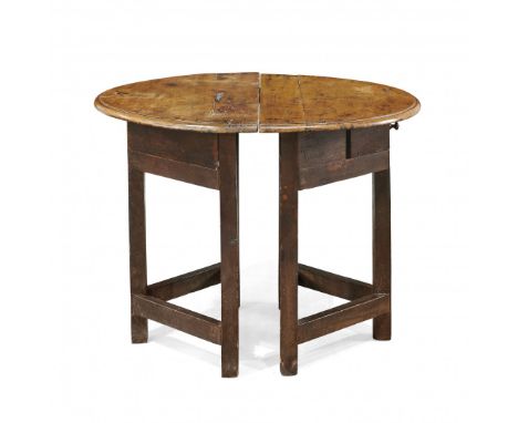 COPPIA DI TAVOLI A MEZZALUNA XVIII secolo Base triangolare in noce, a un cassetto, con piano in legno chiaro, unibili. 78,5 x