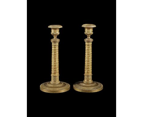 PAIO DI CANDELIERI XIX secolo Bronzo dorato, in forma di colonne egizie. Consunzioni alla doratura. 25 x 11,5 cm - Pair of ca