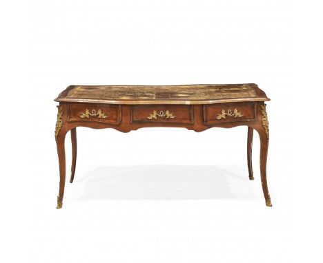 Intarsiata a parqueterie, con applicazioni in bronzo dorato e piano rivestito in cuoio.  Usure e danni. 75 x 144 x 77 cm - Pa