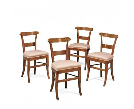 GRUPPO DI QUATTRO SEDIE XIX secolo Noce con intarsi a nastro in legno chiaro, rivestite in stoffa rosa antico. Usure, danni a