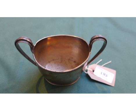 Double handled silver sugar basin of similar design (Chester 1927) (5oz.)