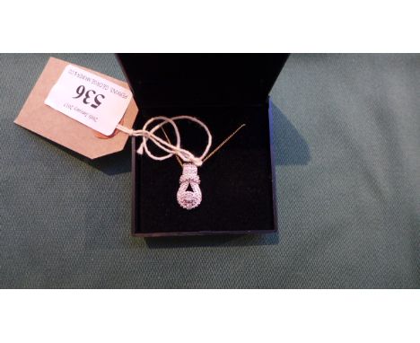Pendant set with 3 diamonds and chain