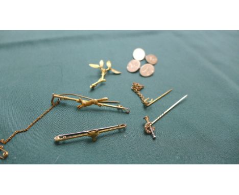 FINE COLLECTOR'S LOT INCLUDING 2 LADIES GOLD HUNTING SCARF PINS, GOLD LEAF BROOCH AND A PAIR OF GOLD GENTLEMEN'S CUFFLINKS ET