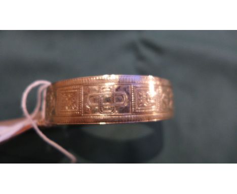 Hollow hinged bangle with embossed pattern (27gms) assumed 14ct