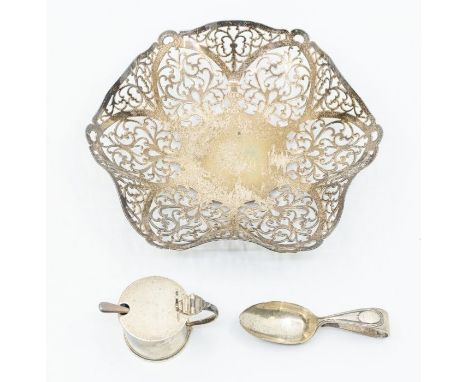 A silver hallmarked bon bon dish, pierced decoration with waved rim, diameter approx 18.5cm, Birmingham1933, maker Robers & D
