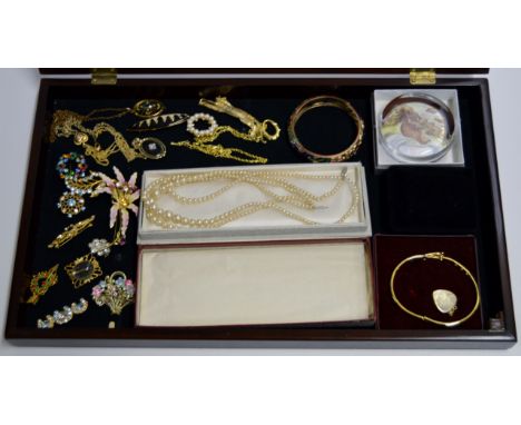 QUANTITY VARIOUS COSTUME JEWELLERY, GOLD PLATED LOCKET, ROLLED GOLD BANGLE, FAUX PEARLS ETC (DISPLAY CASE NOT INCLUDED)     