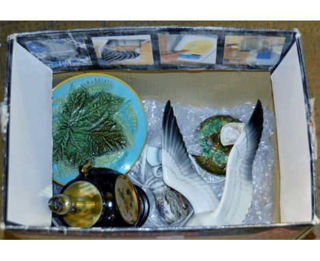 BOX CONTAINING CHOKIN WARE LAMP, SEAGULL ORNAMENT, MAJOLICA TAZZA (DAMAGED), SMALL JUG ETC     