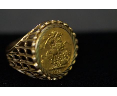 A 1918 full sovereign with a 9ct gold ring mount  total weight- 15.4 grams size-Z