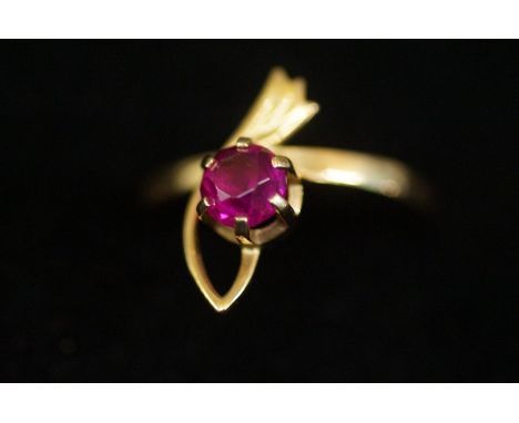 14ct gold ring set with pink stone