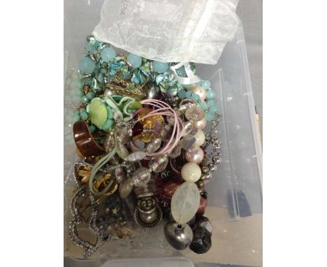 LOT OF COSTUME JEWELLERYincluding a yellow metal chain marked 375 Italy, along with a Dahli style brooch