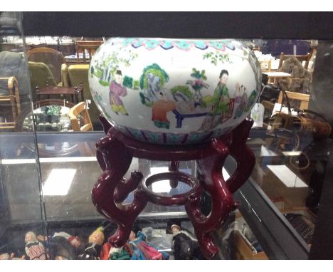 20TH CENTURY CHINESE FAMILLE ROSE PLANTER ON WOOD STAND 