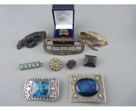 Quantity of Victorian and other collectable jewellery including a tortoiseshell fish, bog oak and micro mosaic brooches, vint