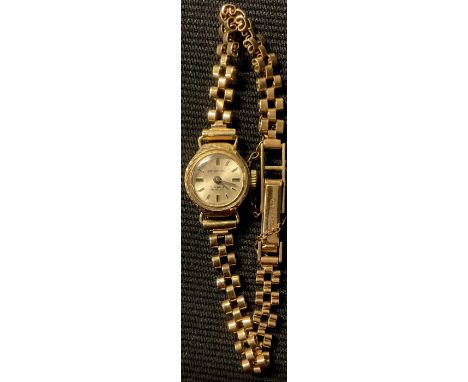 A lady's 9ct gold Carronade wristwatch, integral 9ct gold bracelet strap, marked 375, 11g 