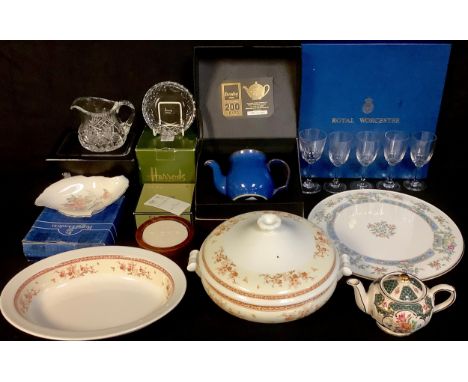 Ceramics - a Royal Worcester Mayfield pattern cake plate, boxed; a Wedgwood Malabar pattern vegetable dish and oval serving p