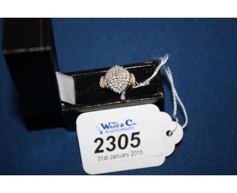 A 9ct yellow Gold Diamond cluster Ring