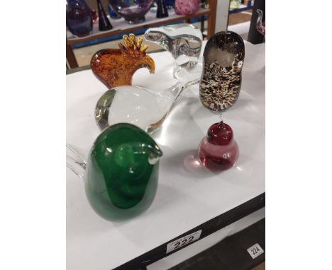 A quantity of art glass including Wedgwood, Murano &amp; Chinese glass.