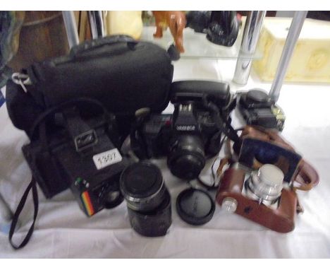 A quantity of vintage camera's including Kodak Instant etc.,