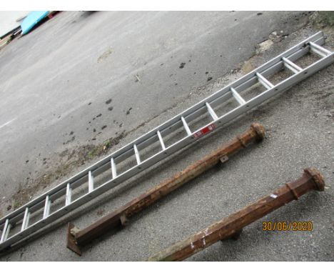 28-RUNG EXTENDING ALUMINIUM LADDER