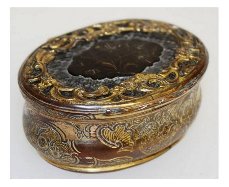 AN 18TH CENTURY CONTINENTAL GILT METAL AND TORTOISESHELL SNUFF BOX with scrolled and floral decoration. 8.5cms wide.