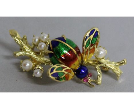 A VERY GOOD YELLOW GOLD PEARL AND ENAMEL BEE BROOCH.