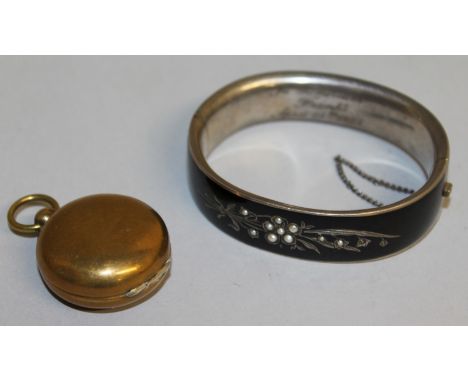 A SOVEREIGN CASE and a 19TH CENTURY FRENCH SILVER AND ENAMEL BRACELET inscribed "Frank, April 25 1885".
