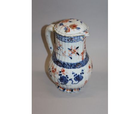 AN EARLY 18TH CENTURY CHINESE IMARI KANGXI PERIOD FLUTED PORCELAIN JUG &amp; COVER, the cover with a metal link chain, the si