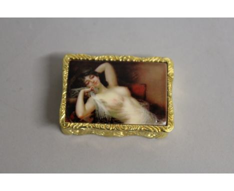 AN 18K GOLD PLATED "NUDE" SNUFF BOX.