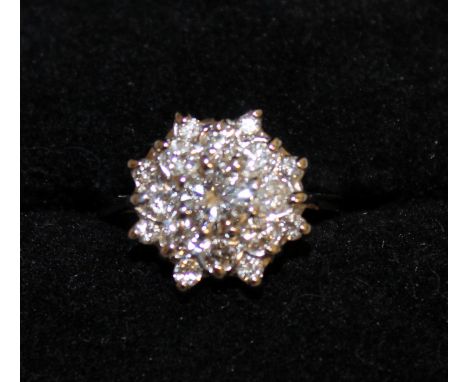 A LOVELY DIAMOND DAISY CLUSTER RING of approx. 1ct, set in 14ct white gold.