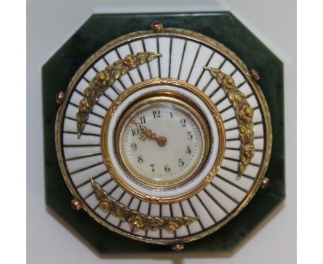 A SUPERB RUSSIAN WHITE ENAMEL GOLD MOUNTED DESK CLOCK mounted with gold garlands and cabochon garnets on green onyx octagonal