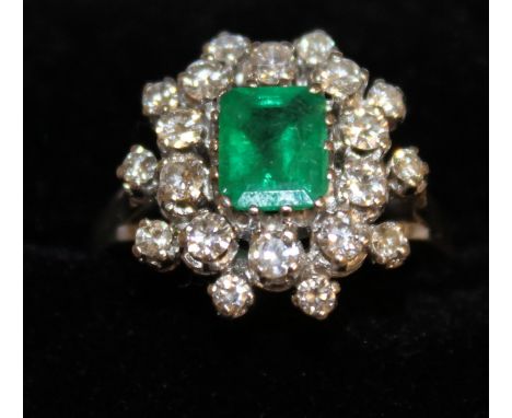 A GOOD EMERALD AND DIAMOND CLUSTER DRESS RING, set in 18ct white gold.