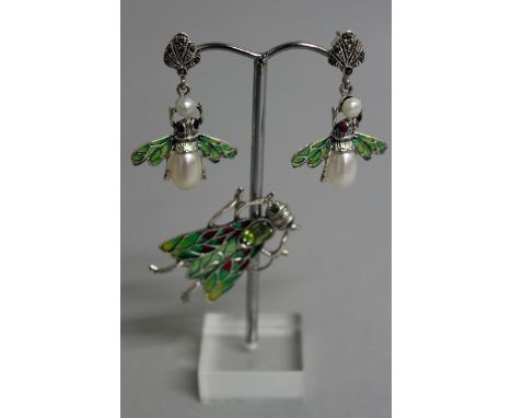 A PAIR OF SILVER AND ENAMEL BUG EARRINGS AND BROOCH.