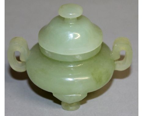 A SMALL CHINESE JADE KORO AND COVER.  2.5ins high.