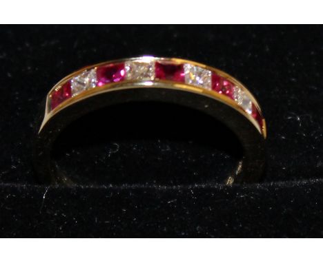 A RUBY AND DIAMOND HALF ETERNITY DIAMOND RING, set in 18ct yellow gold.