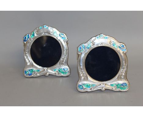 A PAIR OF ART DECO DESIGN .925 SILVER AND BLUE ENAMEL CIRCULAR PHOTOGRAPH FRAMES. Stamped .925 R. H. Birmingham. Photograph 3