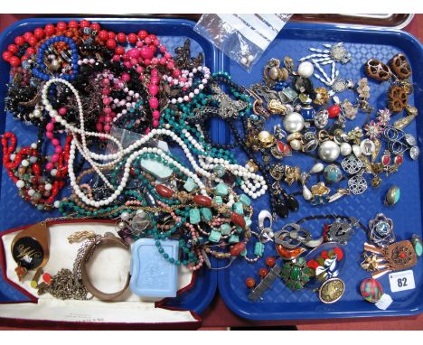 A Mixed Lot of Assorted Costume Jewellery, including vintage and later clip earrings, Modernist style and other brooches, bea