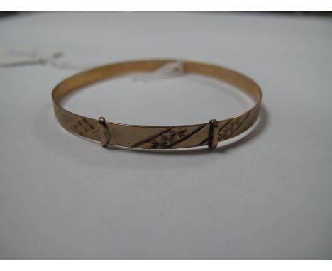 A 9ct Gold Expanding Bangle, with star engraved detail.