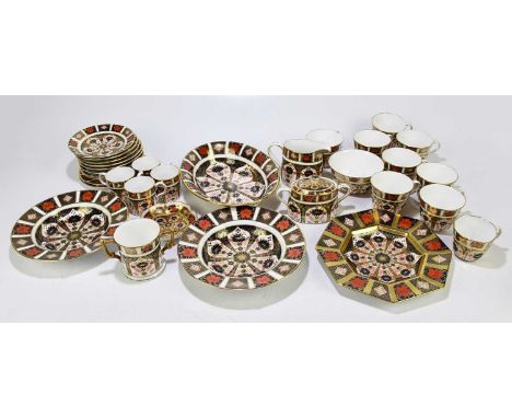 ROYAL CROWN DERBY; a group of 1128 pattern items comprising an octagonal plate, diameter 22cm, two soup bowls, an oval dish, 