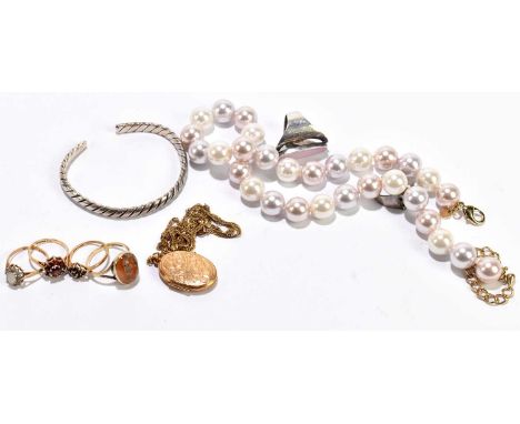  A 9ct gold and agate set cabochon ring, size R, with three further 9ct gold gem set rings and a 9ct gold locket and chain, c