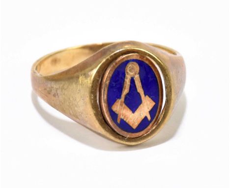 A 9ct yellow gold gentleman’s signet swivel ring, the central enamel rotating Masonic symbol, approx size S, approx weight 5g