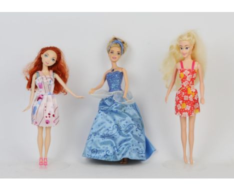 A large quantity of modern plastic jointed dolls including Mattel, Barbie and Disney characters.  The tallest 27cm. (containe