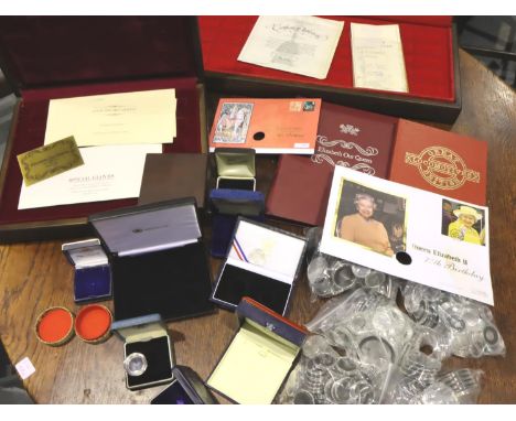 Collection of coin, ingot and medal boxes. P&amp;P Group 2 (£18+VAT for the first lot and £3+VAT for subsequent lots) 