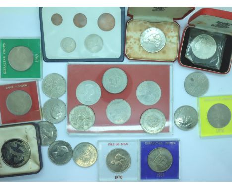 Mixed UK commemorative crowns of Elizabeth II, some boxed. P&amp;P Group 1 (£14+VAT for the first lot and £1+VAT for subseque
