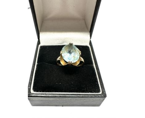 9ct gold topaz  ring  (3g) 