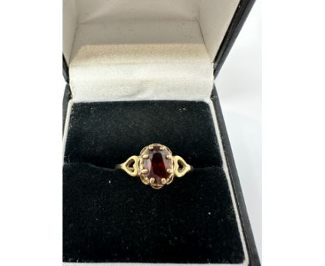 9ct gold garnet solitaire ring with heart-shaped openwork shank (1g) 