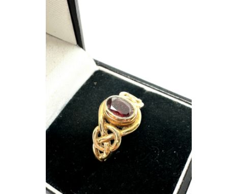 9ct gold garnet ring  (2.8g) 