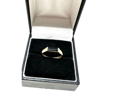 9ct gold onyx  ring (1g) 