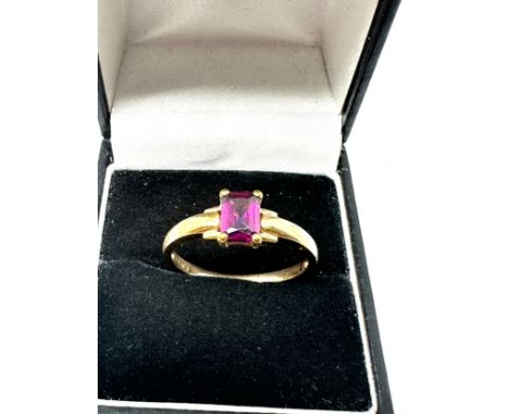 9ct gold baguette cut garnet solitaire ring (2.5g) 